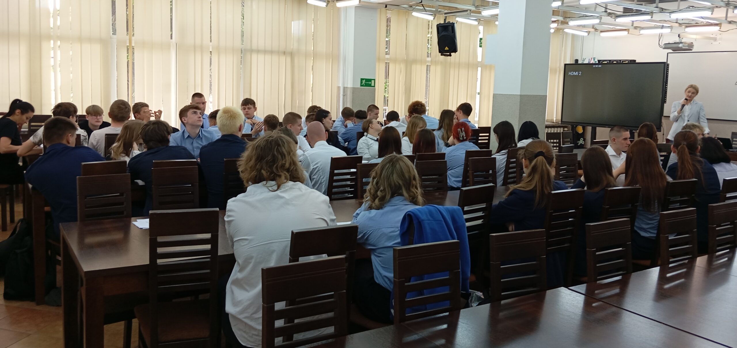 Grupa osób w sali konferencyjnej ZST na spotkaniu zorganizowanym we współpracy z Powiatowym Centrum Rodzinie w Malborku na temat zdrowia psychicznego
