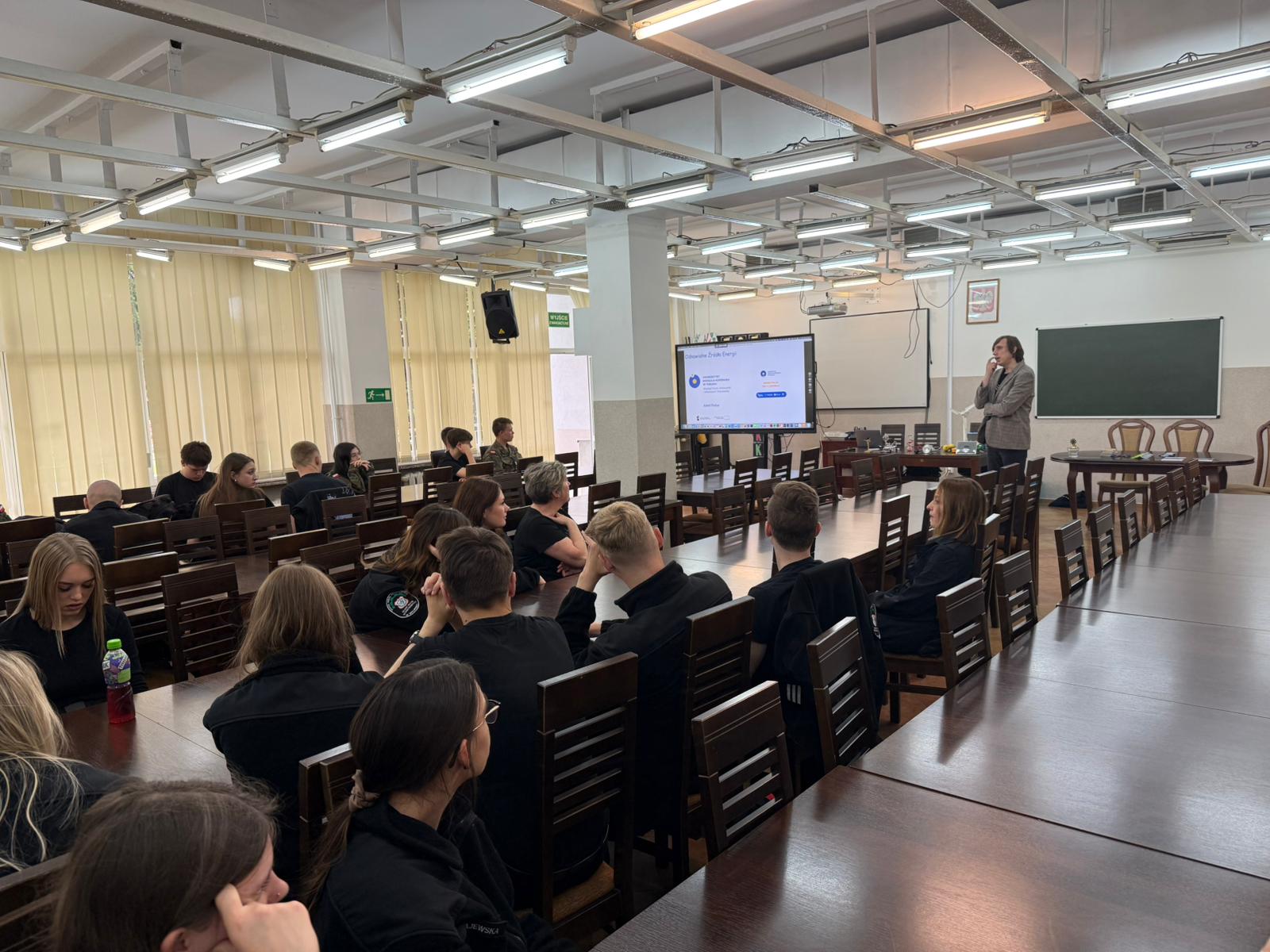 Grupa uczniów ZST na spotkaniu promującym Odnawialne Źródła Energii. Spotkanie z dr. hab. Kamilem Fedusem prof. UMK w Toruniu